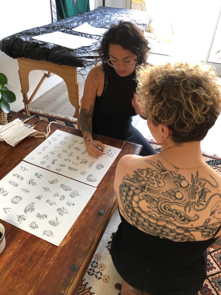 Kellymiti en rdv pour le dessin préparatoire d'un tatouage